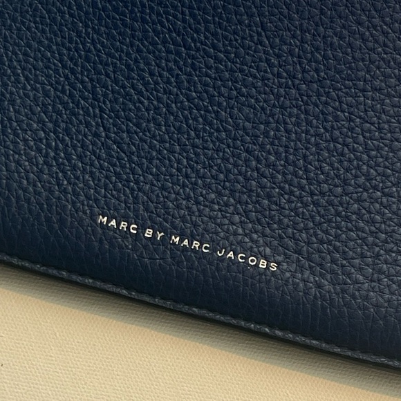 Marc Jacobs electric blue and dark brown pebbled leather zipped clutch 23x20 cm - Picture 5 of 6